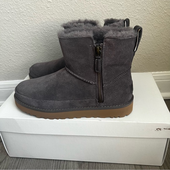 New UGG Classic Mini Suede Zip Boots SHADE Size 6 Waterproof - Picture 4 of 8